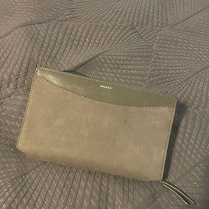 Beautiful wallet , genuine leather .New , didn’t use. Gift .
